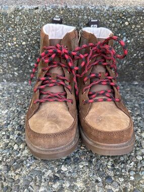Boys size 4 UGG Brown Suede Hiking Boots with Red-Black Laces